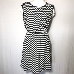 Forever 21 Black & White Chevron Mini Dress Size Large